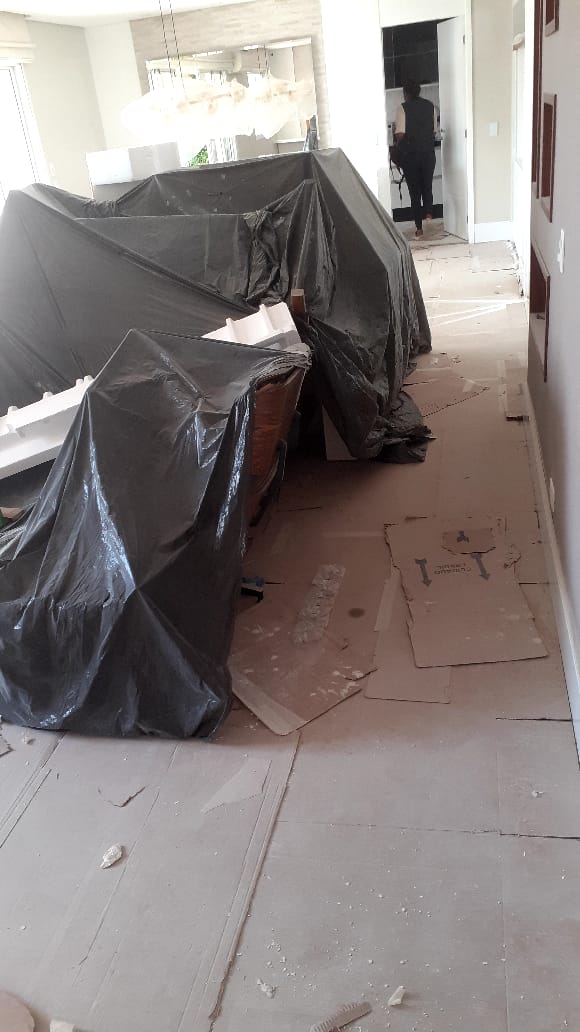 Sala antes da limpeza pós-obra