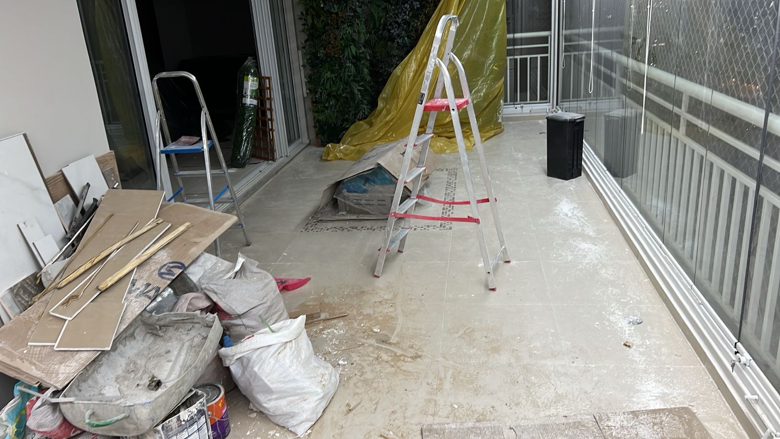Varanda antes da limpeza pós-obra
