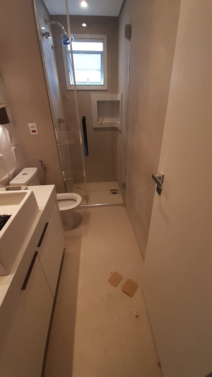 Banheiro antes da limpeza pós-obra